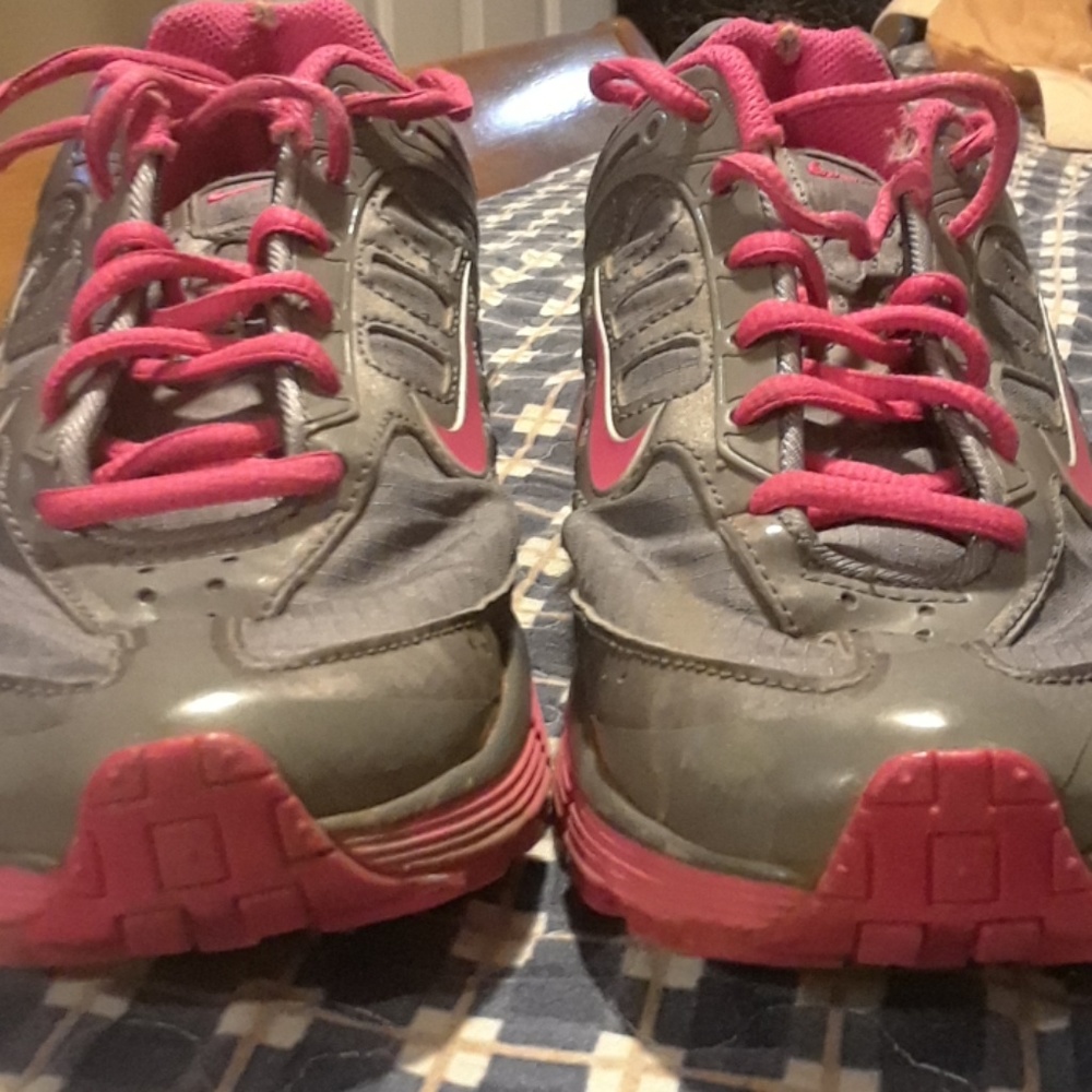 Nikes - Picture 2 of 3